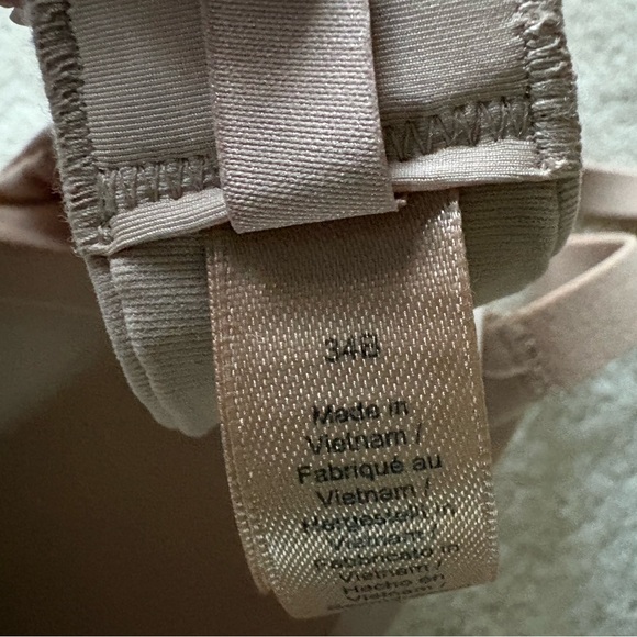 SKIMS Fits Everybody Scoop Plunge Bra in Nude/Mica 34B NWOT - Picture 9 of 9